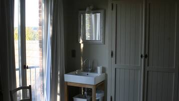 Badewanne, Haartrockner, Handtücher