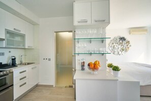 Kühlschrank, Mikrowelle, Ofen, Herdplatte