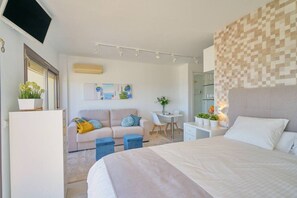 1 chambre, bureau, fer et planche Ă repasser, lit parapluie