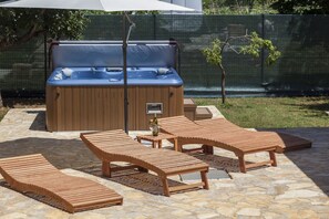 Bañera de hidromasaje al aire libre