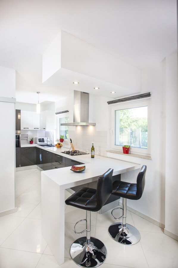 Kühlschrank, Mikrowelle, Ofen, Herdplatte