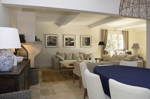 Smart-TV, Kamin, Tischtennisplatte