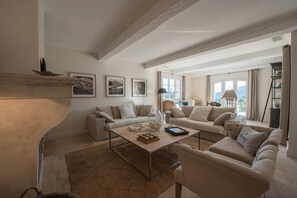 Smart-TV, Kamin, Tischtennisplatte