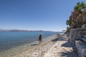 Vlak bij het strand, ligstoelen