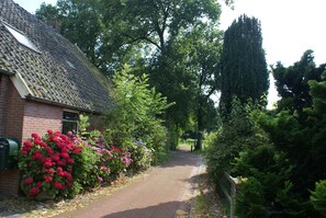 Property grounds - British/Dutch Owned Former Farmhouse (1836) near Picturesque National Parks (Diever)