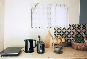 House, 3 Bedrooms | Private kitchenette | Fridge, microwave, stovetop, electric kettle - Janice's Traditional House (Seoul)