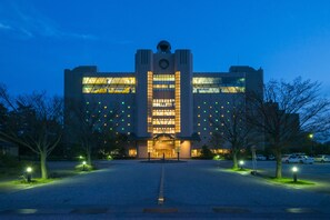 Facciata della struttura - sera/notte