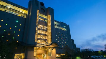 Fassade der Unterkunft – Abend/Nacht