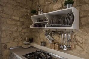 Kühlschrank, Ofen, Herdplatte, Wasserkocher mit Kaffee-/Teezubehör