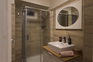 Dusche, Haartrockner, Bidet, Handtücher