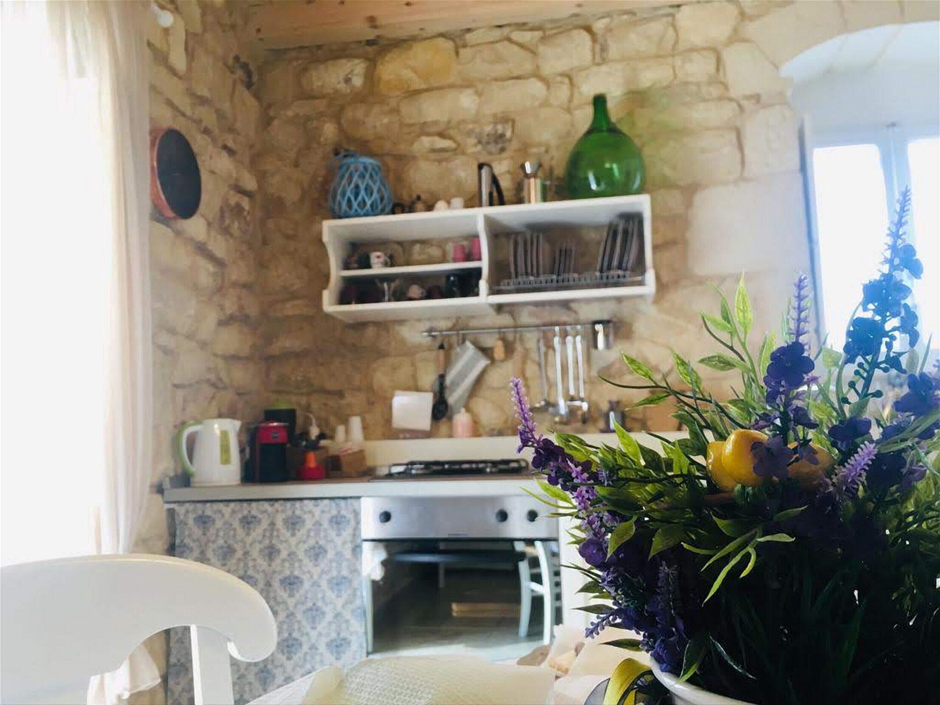 Réfrigérateur, four, plaque de cuisson, cafetière/bouilloire