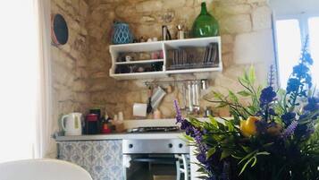 Réfrigérateur, four, plaque de cuisson, cafetiÚre/bouilloire