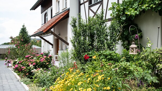 A traditional half-timbered house with a garden in front. - Vacation apartment at Obstgut Willmann, quiet location with a view of Lake Constance (Kressbronn)