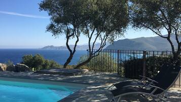 Een buitenzwembad en een verwarmd zwembad