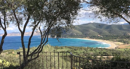 Vue extraordinaire, proche plage, piscine, dans un jardin ravissant