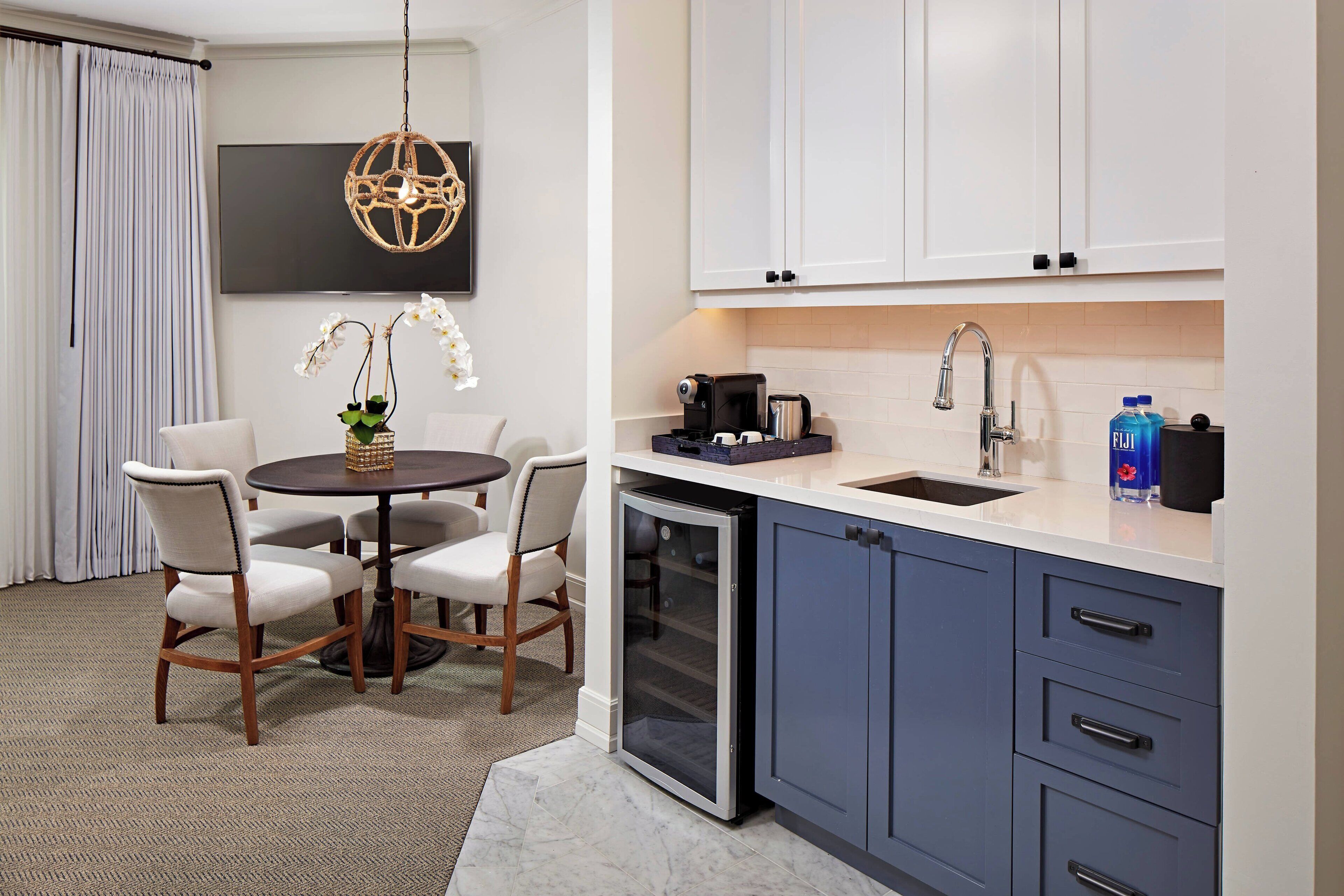 suite, 1 bedroom, ocean view | bar (on property)