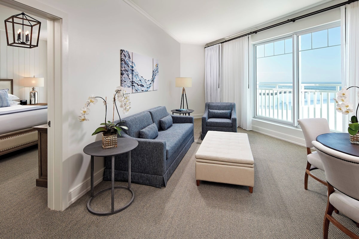 Suite, 1 camera da letto, vista oceano | Soggiorno | Smart TV 65 pollici con canali premium, TV, Netflix
