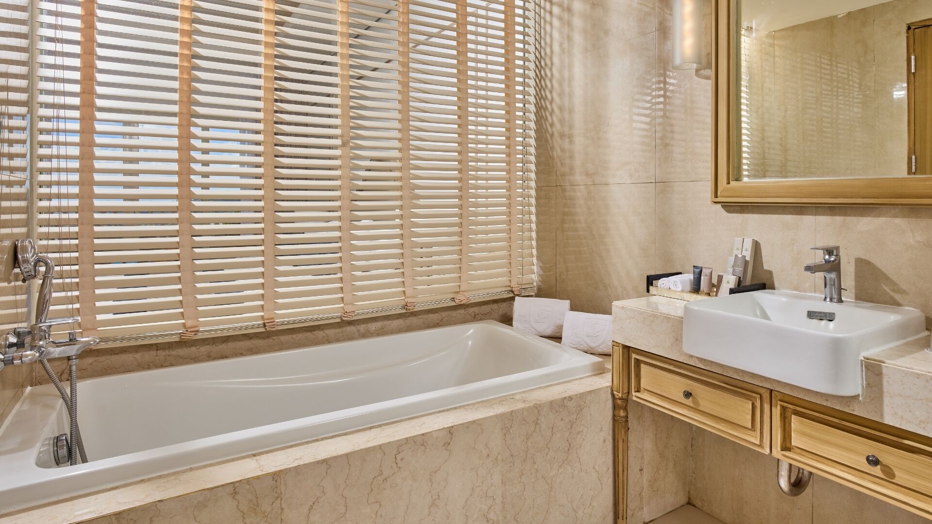 Une salle de bain moderne avec une grande baignoire, un meuble-lavabo et un miroir.