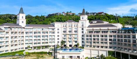 Vista frontal de la propiedad