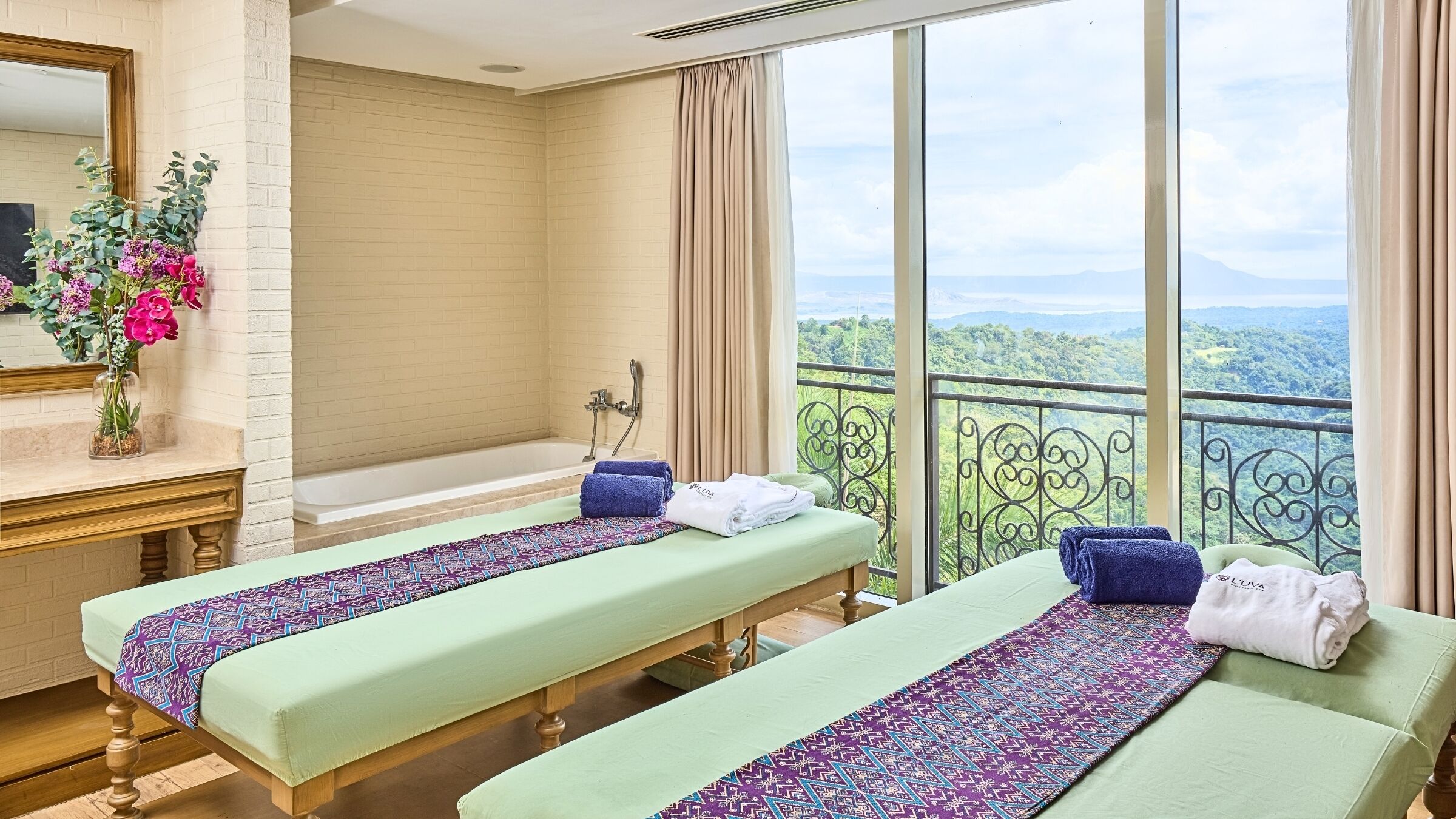 couples treatment room(s), sauna, hot tub, steam room, body treatments