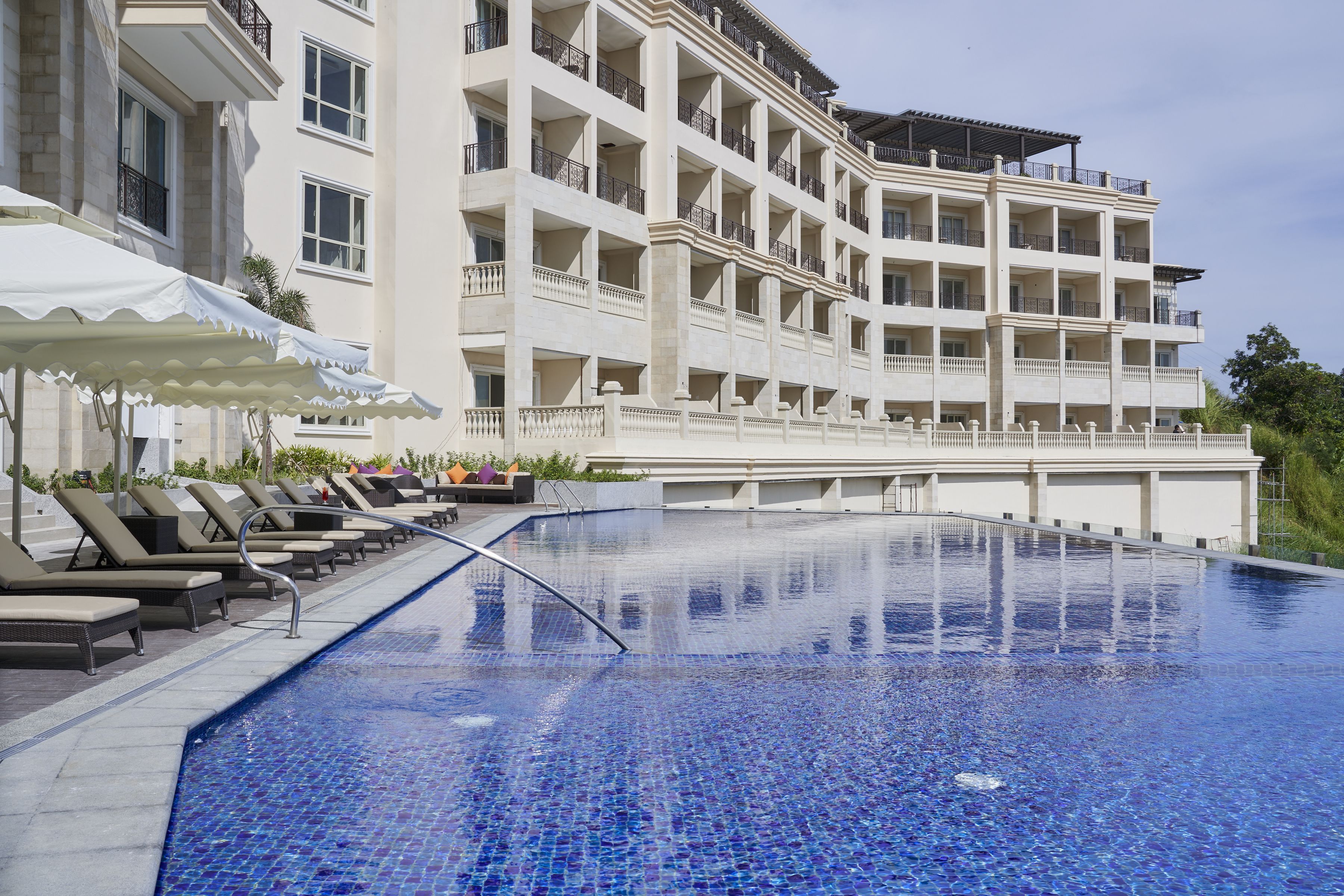 outdoor pool, open 7:00 am to 9:00 pm, pool umbrellas, pool loungers