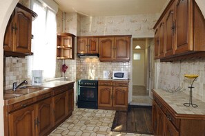 Fridge, microwave, oven, coffee/tea maker - Gîte Le Grand Balcon du Parc (laubressel)