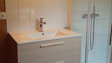 Een douche, handdoeken