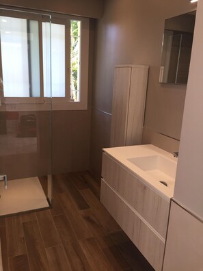 Shower, hair dryer, towels, soap - Enchanting view on the old Menton (Menton)