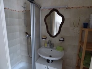 Shower, hair dryer - BONNEFONTAINE JURA APARTMENT 4 TO 6 PEOPLE (Bonnefontaine)