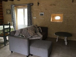 Televisio, pöytätennispöytä, kirjoja