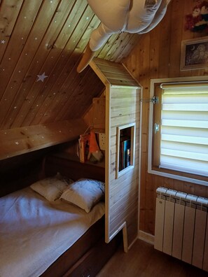 2 habitaciones, tabla de planchar con plancha y ropa de cama