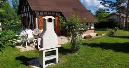 Chalet con piscina, tenis compartido, césped, terraza, barbacoa, se admiten mascotas