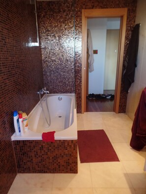 Badekar, hårføner, bidé og håndklær