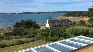 A coastal view with a house overlooking the sea, a grassy area, and a clear sky. - VERY COMFORTABLE HOUSE EXCEPTIONAL VIEW SEA - GRAND GARDEN CLOS 8 people  (Trédrez-Locquémeau)