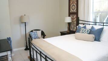 1 chambre, bureau, fer et planche à repasser, lit parapluie