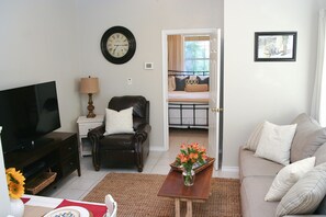 Smart TV - Walk .4 Miles to Texas A&M Campus and Aggie Park, Private Entry /Covered Parking (College Station)