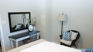 A bedroom with a bed, a desk, a chair, a lamp, and a mirror. - Walk .4 Miles to Texas A&M Campus and Aggie Park, Private Entry /Covered Parking (College Station)