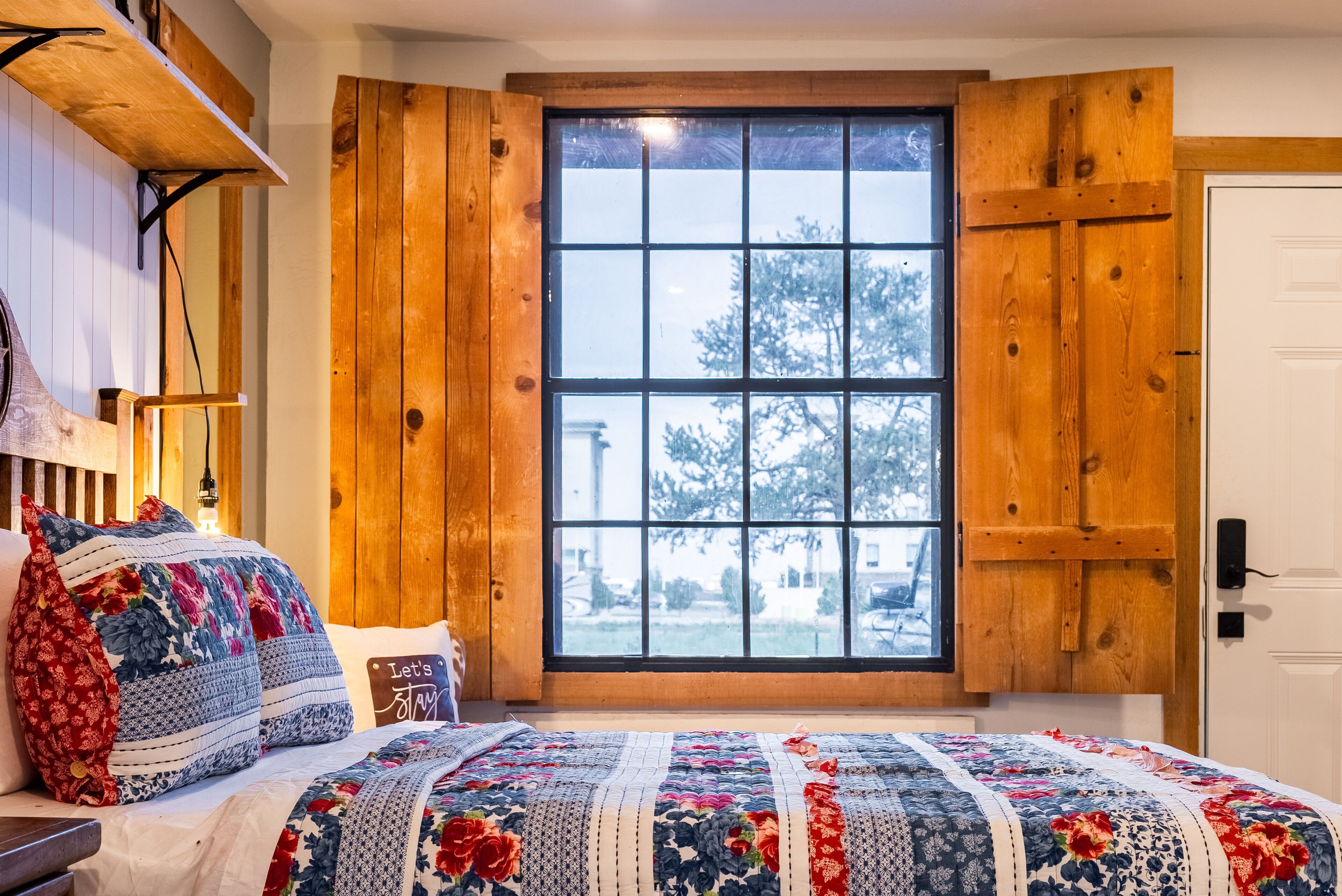 Deluxe Double Room, 2 Queen Beds, Non Smoking | Living area | Flat-screen TV