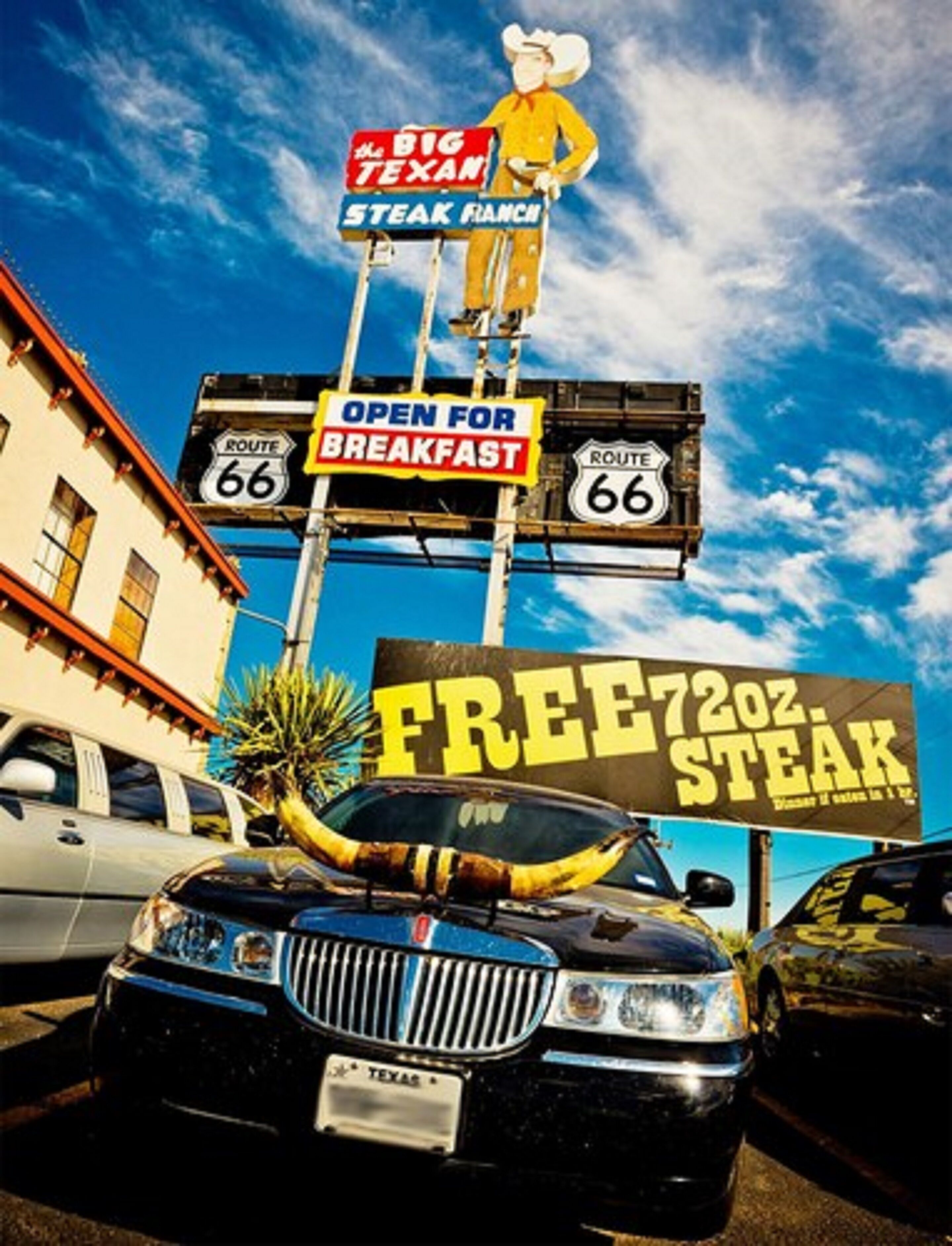 Letrero de restaurante con una figura texana y anuncio de bistec gratis de 2,1 litros.