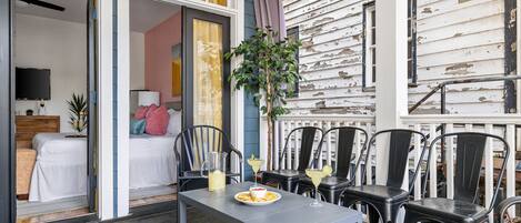 6 bedrooms, iron/ironing board, internet