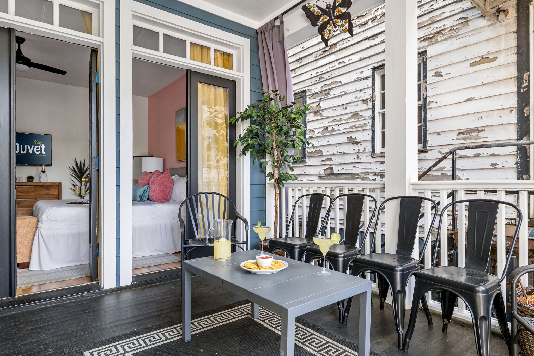 6 slaapkamers, een strijkplank/strijkijzer, internet