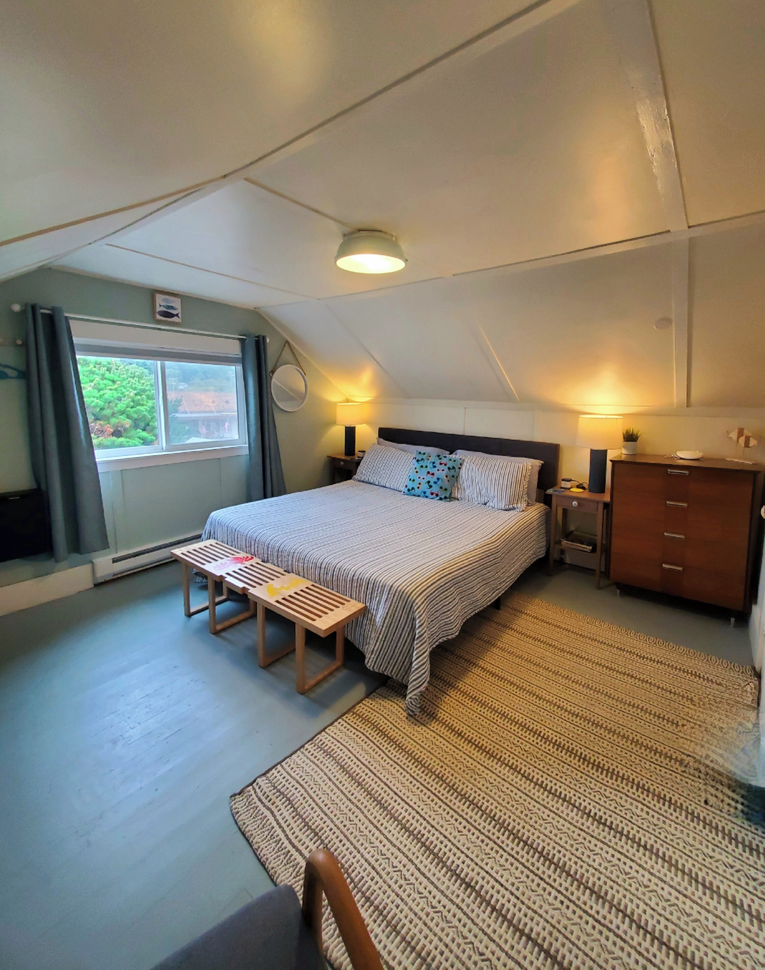 3 bedrooms, desk, iron/ironing board, travel crib