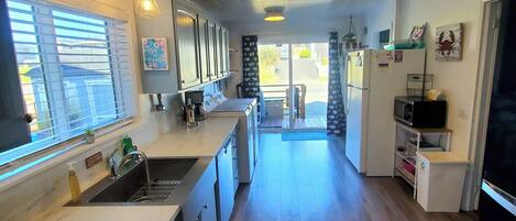 ثلاجة، ميكروويف، فرن، موقد طهي مسطح