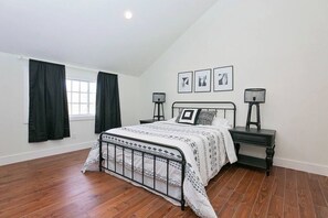 2 Schlafzimmer, Schreibtisch, Bügeleisen/Bügelbrett, Reisekinderbett