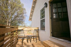 Terrace/patio - Cottage Park Carriage House. Rest & Explore with Hollyhock (Louisville)