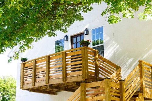 Cottage Park Carriage House. Rest & Explore with Hollyhock