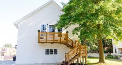 Cottage Park Carriage House. Rest & Explore with Hollyhock