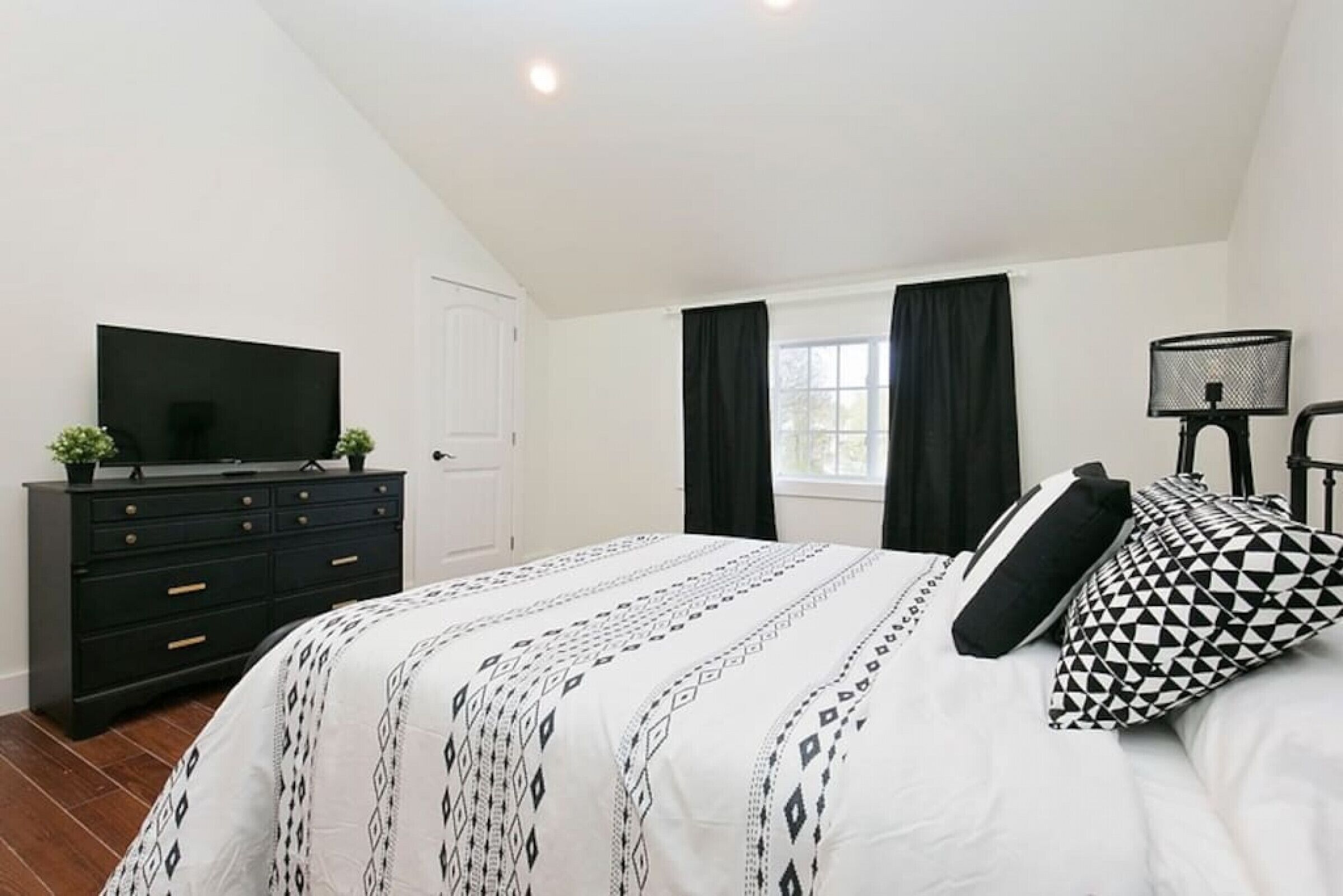 2 bedrooms, desk, iron/ironing board, travel cot