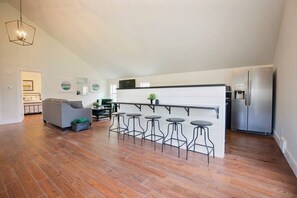 Interior - Cottage Park Carriage House. Rest & Explore with Hollyhock (Louisville)