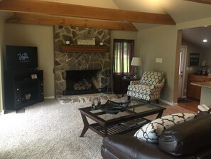 Een smart-tv, een open haard, Netflix en een dvd-speler